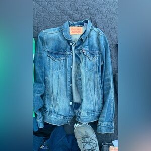 Levi's men's distress jeans jacket small